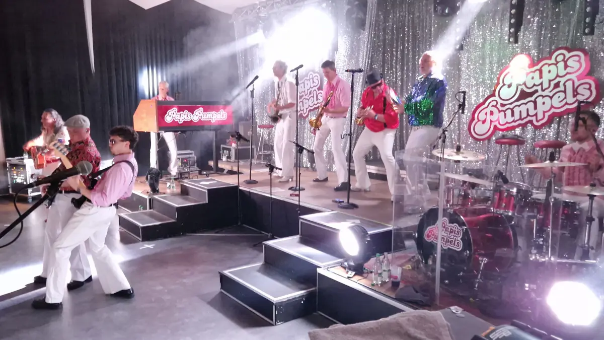 Bühne frei für eine rauschende Schlagerparty mit der Kultband Papis Pumpels.