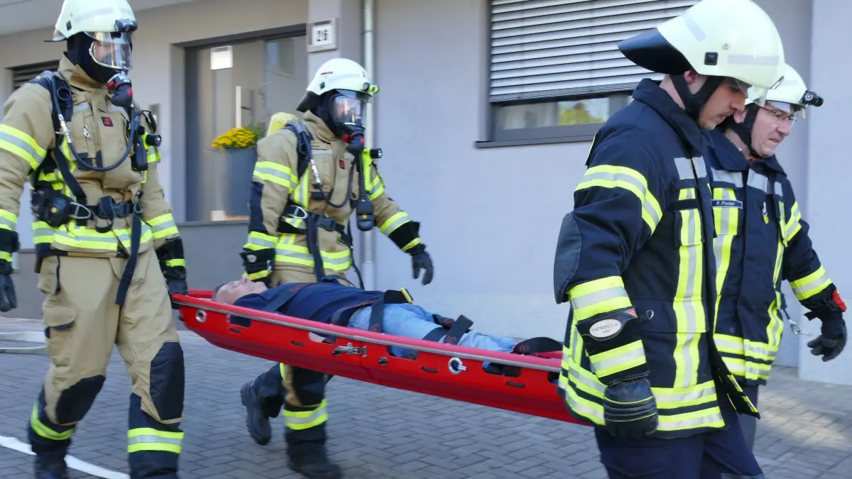 Feuer gelöscht, Person gerettet: In und um die Walz-Mühle in Altheim übten die Feuerwehren Altheim und Grünmettstetten gemeinsam.