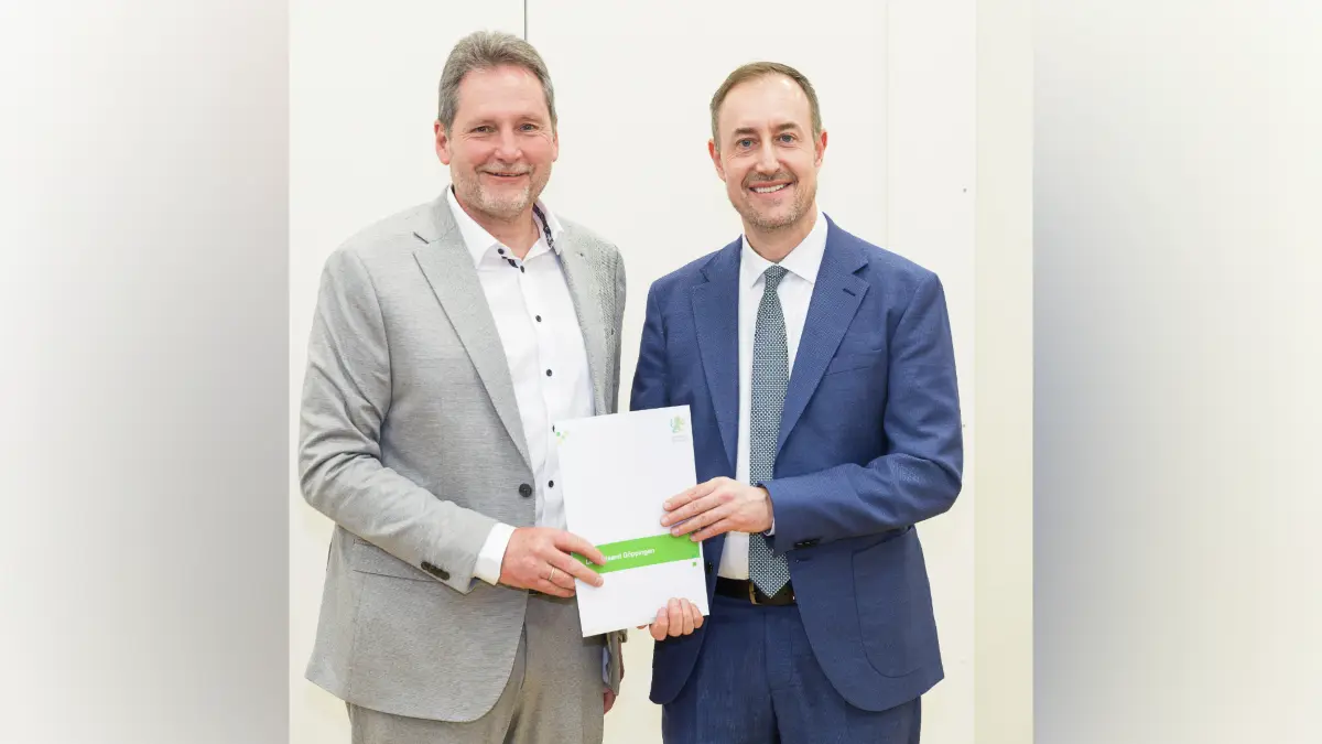 Landrat Markus Möller (rechts) übergibt Gingens Bürgermeister Marius Hick die Wahlprüfungsurkunde.