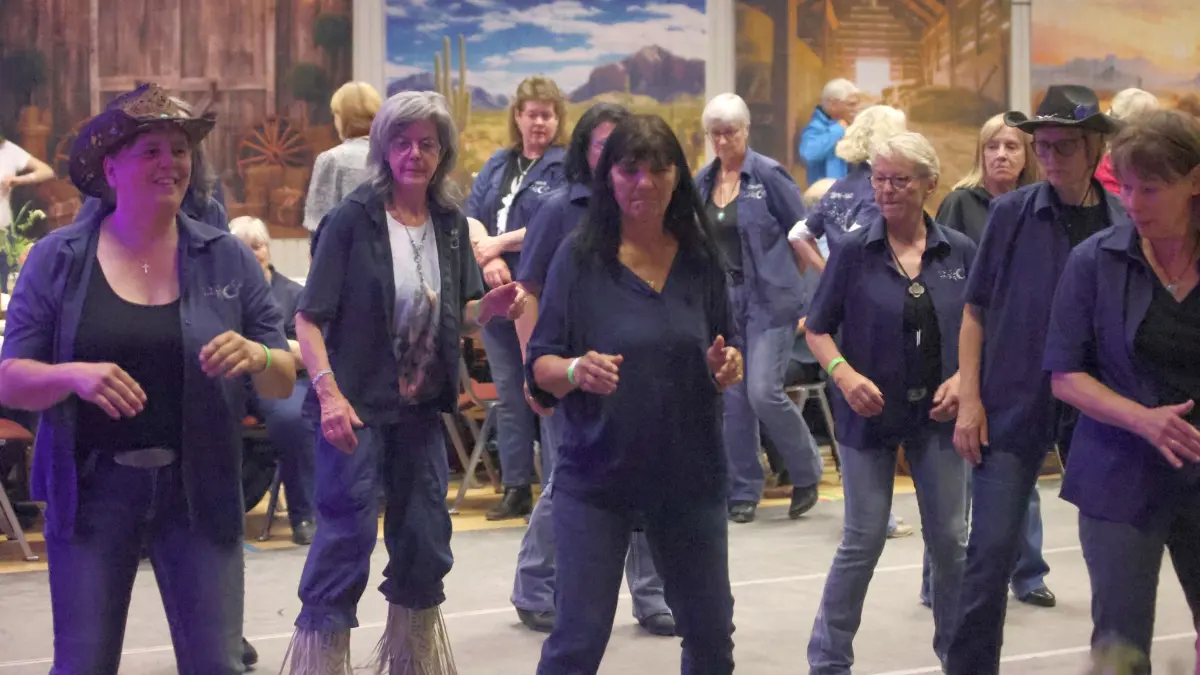 Eins, zwei, drei, tap: Eine der vielen Gruppen zeigt, wie Gemeinschaft aussehen kann, wenn sie im Takt stattfindet. Synchronität ist hier keine Pflicht, sondern Leidenschaft.