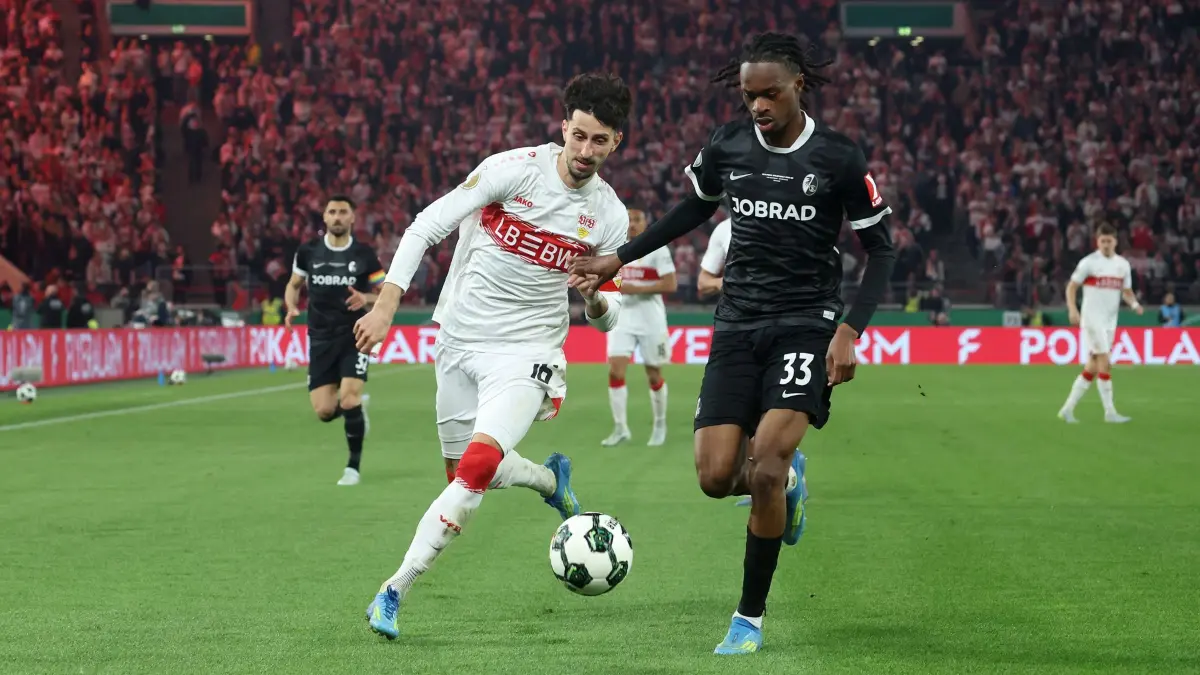 BAU // Stuttgart, Fußball DFB Pokal Halbfinale VfB Stuttgart vs. SC Freiburg , v.l. Atakan Karazor (VfB), Jordy Mekengo (Freiburg)