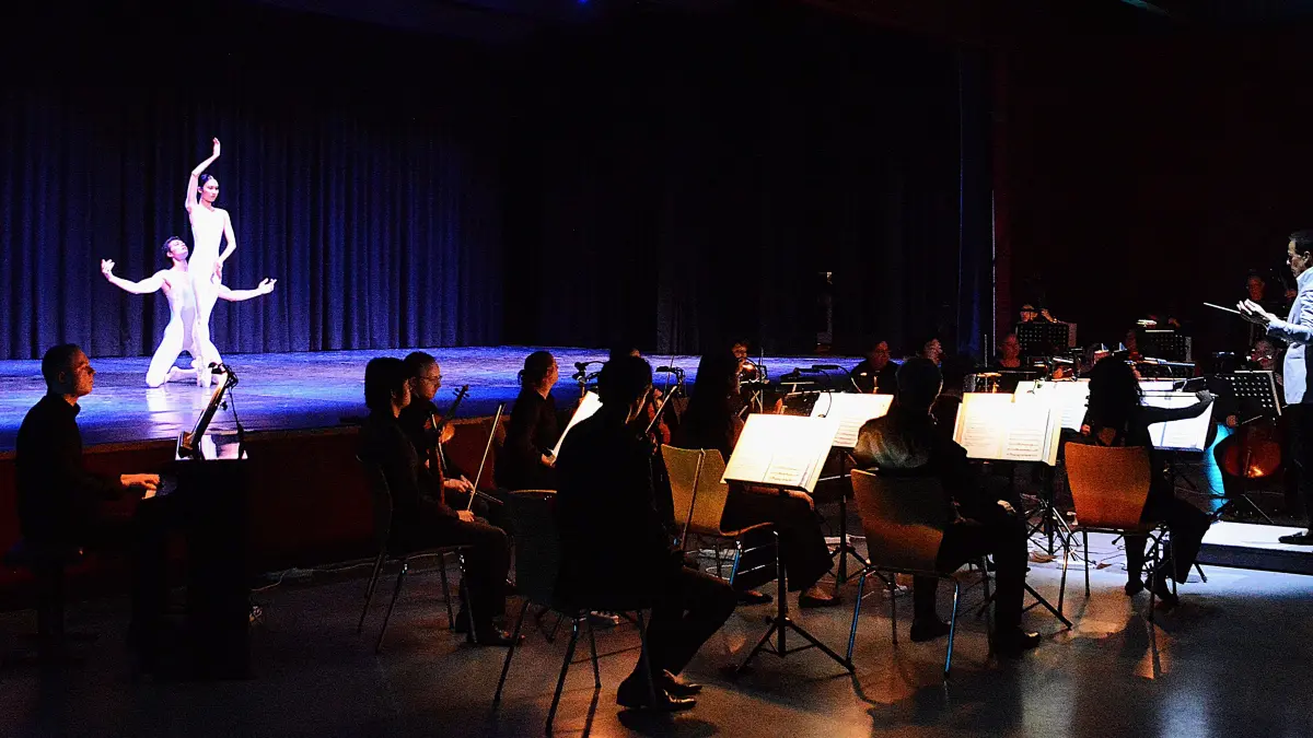 Zur Eröffnung der Horber Musiktage im Backsteinbau in Sulz gab's eine Ballettgala unter dem Titel "Zweisamkeit". Das Orchester spielte unter Leitung von Musikdirektor Sven Gnass, auf der Bühne tanzten Schüler der John-Cranko-Schule.