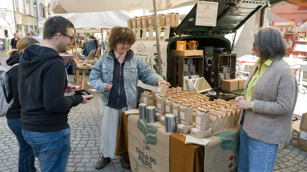 Für jeden Geschmack etwas hat der gemeinsame Markt in Tübingen zu bieten. Die in Tübingen lebende Brasilanerin Adriana de Sá und ihre Helferin Rebekka bietet Kaffe aus ihrer Heimat an.
Aufnahme Klaus Franke 25.4.2026