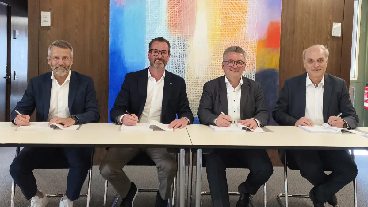 Am Freitag unterzeichneten (von links) Marcus Reutter und Alexander Heinzmann von BPD, Oberbürgermeister Michael Bulander und Thomas Müller von Hofmann Haus den städtebaulichen Vertrag für das Hoeckle-Areal im Mössinger Rathaus