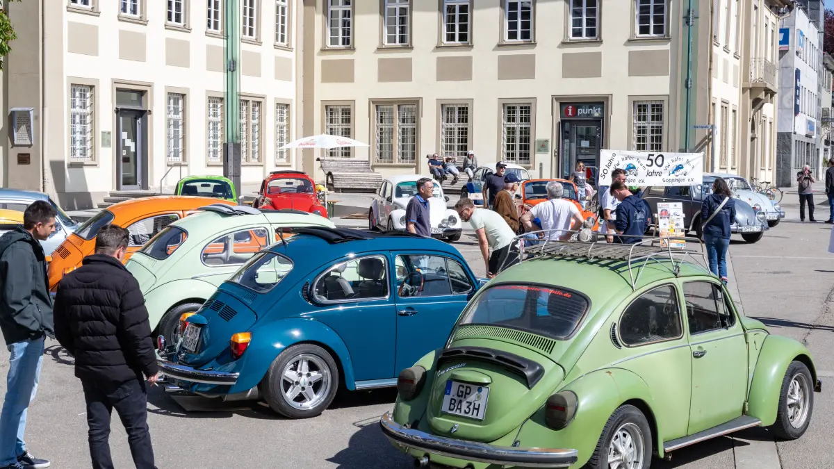 Göppingen, Marktplatz, vor dem Rathaus präsentiert sich das VW-Käfer Team mit einigen Autos zum 50-jährigen bestehen.
