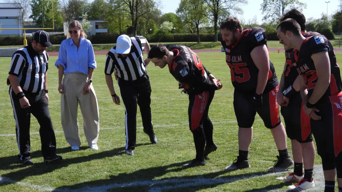 Die Neu-Ulm Spartans gewinnen ihr Heimspiel gegen die Munich Cowboys im American Football. Cointoss mit den Kapitönen
