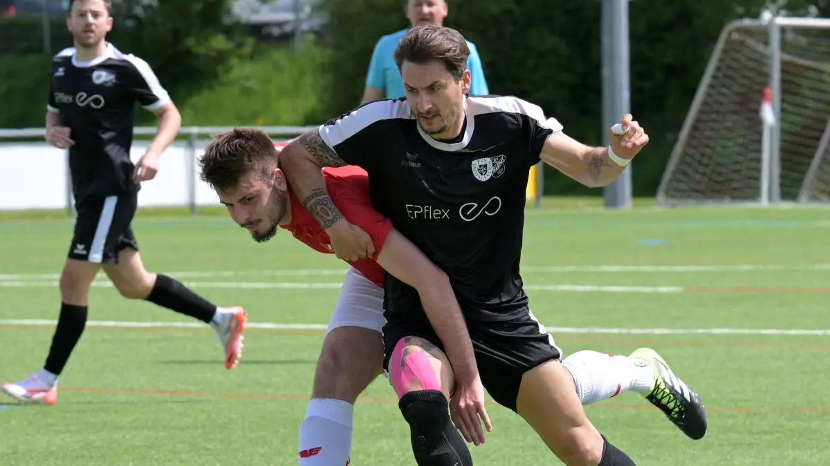 Fussball BL | TSG Tuebingen II vs. SGM Dettingen/Glems: Fussball BL | TSG Tuebingen II (rot) vs. SGM Dettingen/Glems (schwarz) // 2026-04-26 // Foto: Joachim Baur // #10 Mario Nikolovski (SGM Dettingen-Glems) / #4 Luca Luig (TSG Tuebingen II)