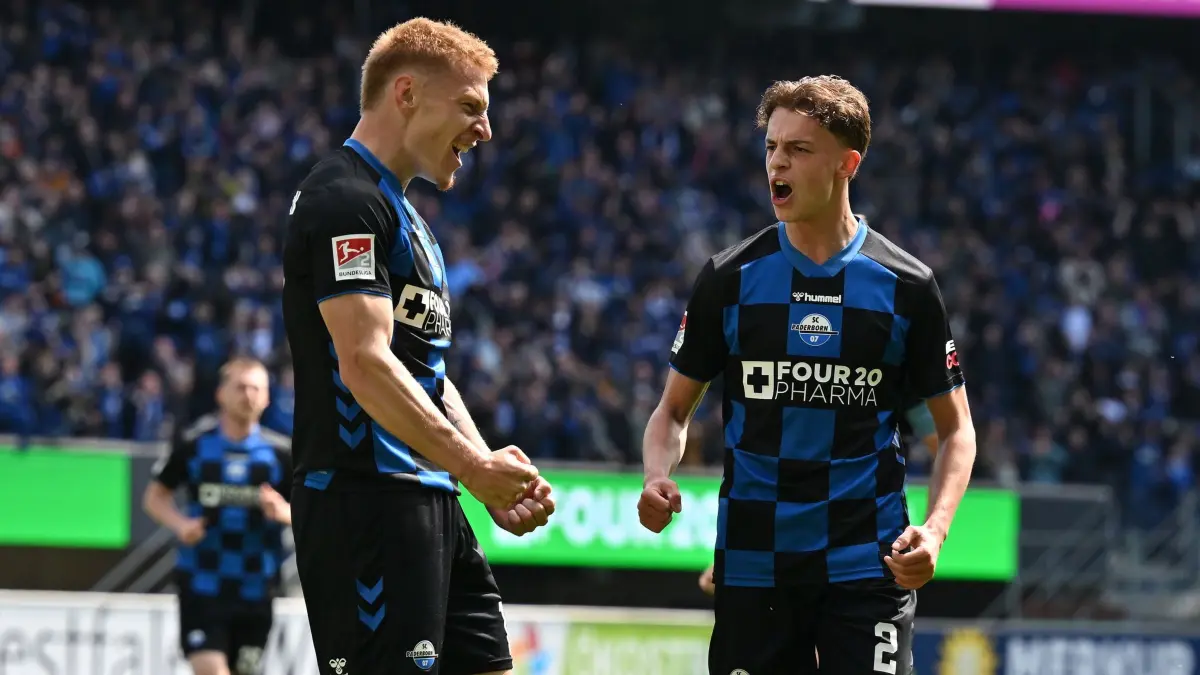 SC Paderborn 07 - FC Schalke 04: 26.04.2026, Nordrhein-Westfalen, Paderborn: Fußball, Männer, 2. Bundesliga, SC Paderborn 07 - FC Schalke 04, 31. Spieltag, Home Deluxe Arena: Laurin Curda (SC Paderborn 07, l) feiert sein Tor zum 1:0 mit Paderborns Ruben Müller. Foto: Swen Pförtner/dpa - WICHTIGER HINWEIS: Gemäß den Vorgaben der DFL Deutsche Fußball Liga bzw. des DFB Deutscher Fußball-Bund ist es untersagt, in dem Stadion und/oder vom Spiel angefertigte Fotoaufnahmen in Form von Sequenzbildern und/oder videoähnlichen Fotostrecken zu verwerten bzw. verwerten zu lassen. +++ dpa-Bildfunk +++