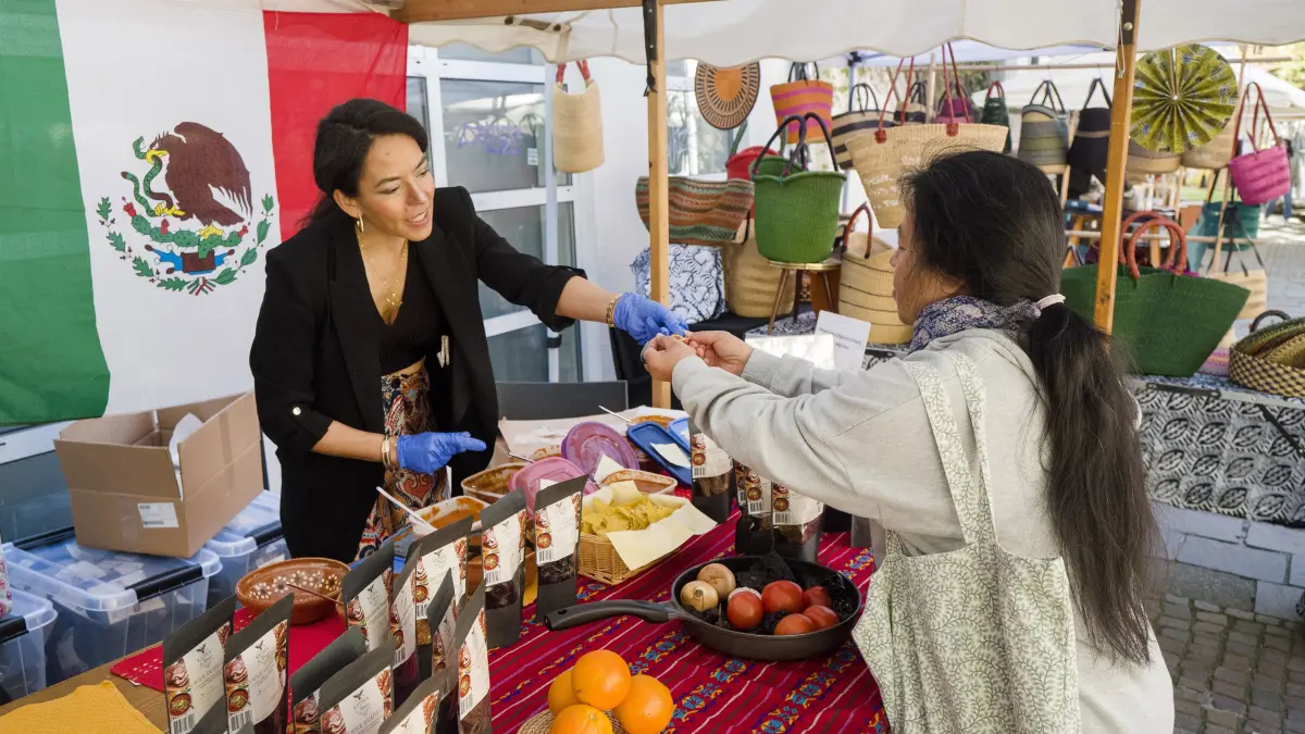Für jeden Geschmack etwas hat der gemeinsame Markt in Tübingen zu bieten. Kaffee aus Chile und Spezialitäten aus Mexiko können an diesem Stand probiert werden.
Aufnahme Klaus Franke 25.4.2026