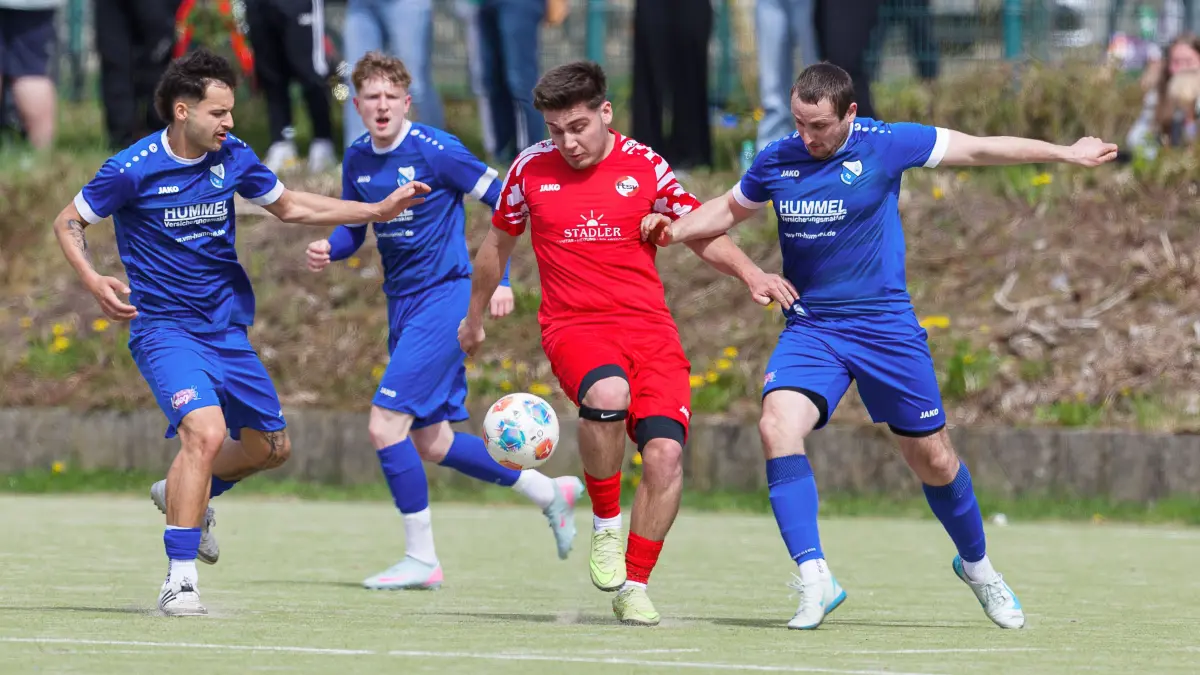 Fußball Kreisliga B9: Fußball Kreisliga B9; TG Böhmenkirch - FTSV Bad Ditzenbach/Gosbach;
Samuel Güner (FTSV Bad Ditzenbach/Gosbach, #66) und Manuel Niederberger (TV Böhmenkirch, #7);
26.04.2026; Böhmenkirch.
Foto: Thomas Madel