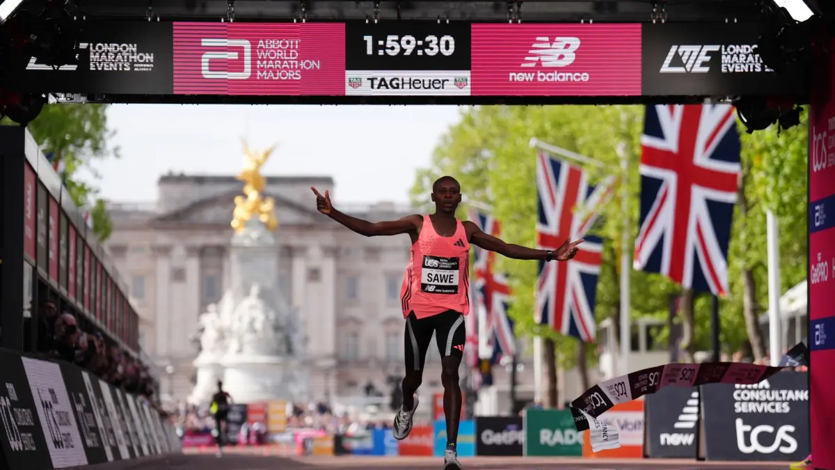 TCS London Marathon 2026: 26.04.2026, Großbritannien, London: Leichtathletik: Marathon, Männer, Sabastian Sawe aus Kenia kommt im Ziel an. Der Kenianer Sabastian Sawe ist in London als erster Mensch in einem offiziellen Wettkampf einen Marathon unter zwei Stunden gelaufen. Foto: John Walton/PA Wire/dpa +++ dpa-Bildfunk +++