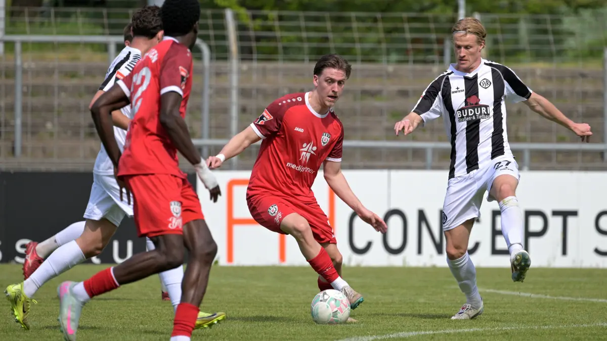 Fussball OL | SSV Reutlingen vs. VfR Aalen: Fussball OL | SSV Reutlingen (rot) vs. VfR Aalen (weiss/schwarz) // 2026-04-26 // Foto: Joachim Baur // #7 Jonas Meiser (SSV Reutlingen) / #27 Vico Meien (VfR Aalen)
