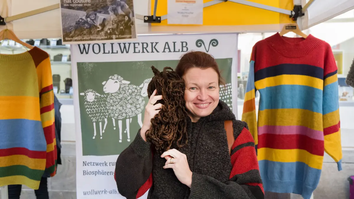 Für jeden Geschmack etwas hat der gemeinsame Markt in Tübingen was zu bieten.
Schafwolle ist schon lang nicht mehr kratzig, wie hier Monika Ramona Milan aus Gomaringen demonstriert.
Aufnahme Klaus Franke 25.4.2026