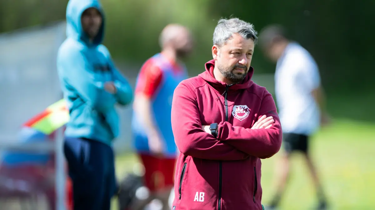 TSV Ofterdingen vs. TSV Hirschau, Bezirksliga Alb, 24. Spieltag, Saison 2025/2026, 26.04.2026, : Andreas Beyerle (TSV Ofterdingen, Trainer), ruhig
TSV Ofterdingen vs. TSV Hirschau, Bezirksliga Alb, 24. Spieltag, Saison 2025/2026, 26.04.2026,
Eibner-Pressefoto/Andreas Ulmer