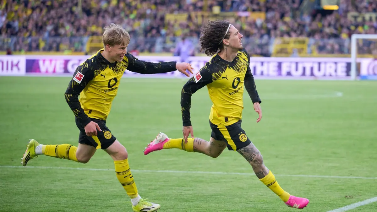 Borussia Dortmund - SC Freiburg: 26.04.2026, Nordrhein-Westfalen, Dortmund: Fußball, Männer: Bundesliga, Borussia Dortmund - SC Freiburg, 31. Spieltag, Signal Iduna Park. Fabio Silva (Borussia Dortmund, r.) jubelt mit Daniel Svensson (Borussia Dortmund) über sein Tor zum 4:0. Foto: Bernd Thissen/dpa - WICHTIGER HINWEIS: Gemäß den Vorgaben der DFL Deutsche Fußball Liga bzw. des DFB Deutscher Fußball-Bund ist es untersagt, in dem Stadion und/oder vom Spiel angefertigte Fotoaufnahmen in Form von Sequenzbildern und/oder videoähnlichen Fotostrecken zu verwerten bzw. verwerten zu lassen. +++ dpa-Bildfunk +++