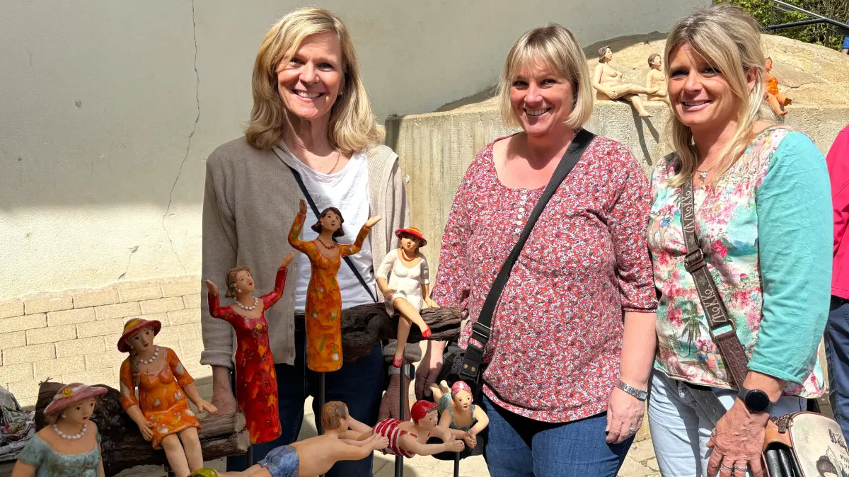 Petra Theurer aus Esslingen (Mitte) und ihre Schwester Birgit Rast aus Plochingen (rechts) sind von den "Badenden" der Wüstenroter Künstlerin Andrea Märklen angetan.