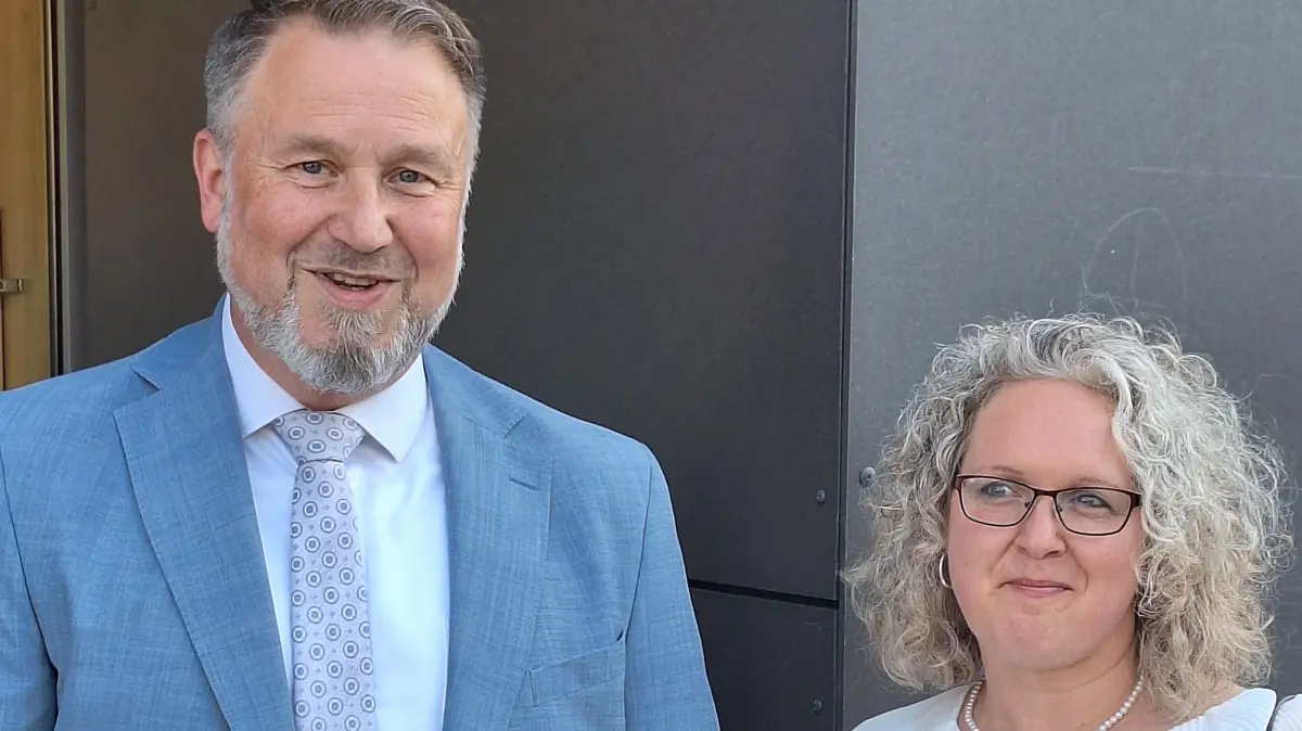 Bernd Schaefer freut sich mit seiner Frau Tanja über das Wahlergebnis.