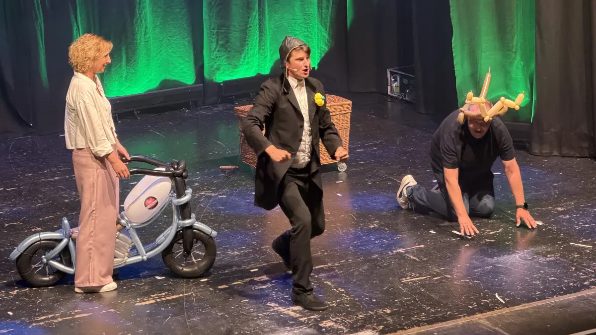 Tobi van Deisner holte sich Annette und Holger aus dem Publikum auf die Bühne und vervollständigte so seine Nummer: "Easy Rider". Variete Gala