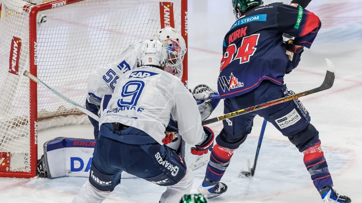 Eisbären Berlin - Adler Mannheim: 26.04.2026, Berlin: Eishockey, Männer: DEL, Eisbären Berlin - Adler Mannheim, Meisterschaftsrunde, Finale, 2. Spieltag, Uber Arena. Liam Kirk (r, Eisbären Berlin) trifft zum 2:0. Foto: Andreas Gora/dpa +++ dpa-Bildfunk +++