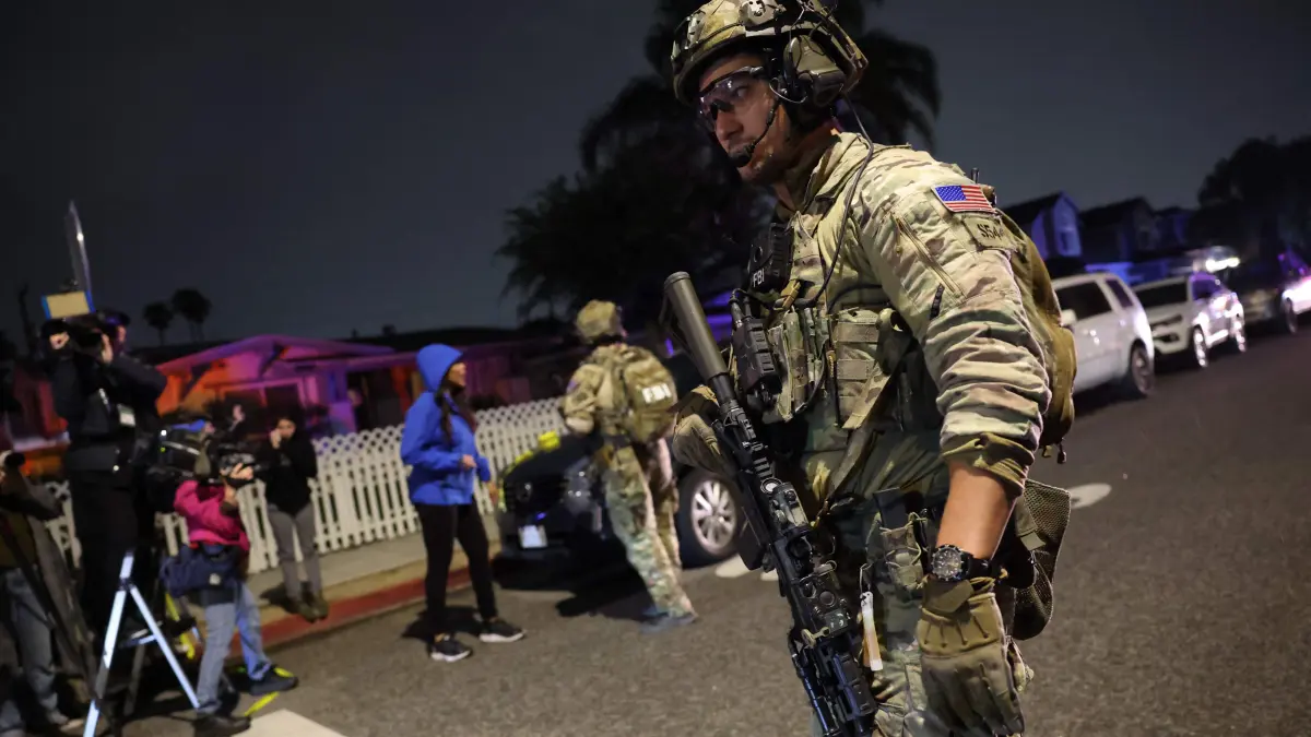 FBI tactical agents clear a path as they prepare to depart the investigation scene near a house associated with the suspected White House Correspondents’ Dinner shooter in Torrance, California, early on April 26, 2026. US Secret Service agents bundled Donald Trump from the stage as shots rang out Saturday evening at a media gala, in what the president later described as an attack by a "would-be assassin." Armed guards opened fire at the gunman who charged through a security checkpoint just outside the ballroom of the hotel where Trump, First Lady Melania Trump, senior government officials and hundreds of other black-tie guests had gathered. (Photo by Patrick T. Fallon / AFP)