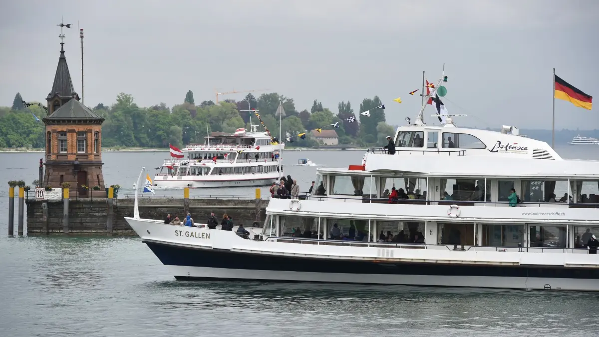 Hafen Konstanz: ARCHIV - 02.05.2014, Baden-Württemberg, Konstanz: Das Passagierschiff «St. Gallen» fährt aus dem Hafen von Konstanz (Baden-Württemberg). (zu dpa: «Streit um Schifffahrt auf Bodensee beigelegt - was das heißt») Foto: Felix Kästle/dpa +++ dpa-Bildfunk +++
