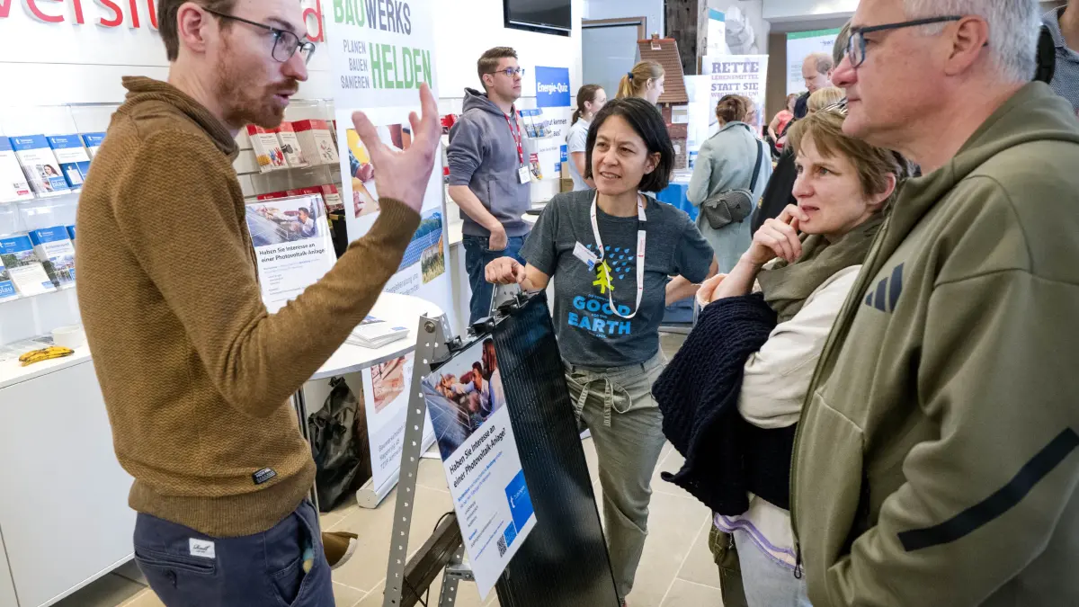 Für jeden Geschmack etwas hat der gemeinsame Markt in Tübingen was zu bieten.
Im Rathausfoyer konnte man sich über regenerative Energie beraten lassen.
Aufnahme Klaus Franke 25.4.2026