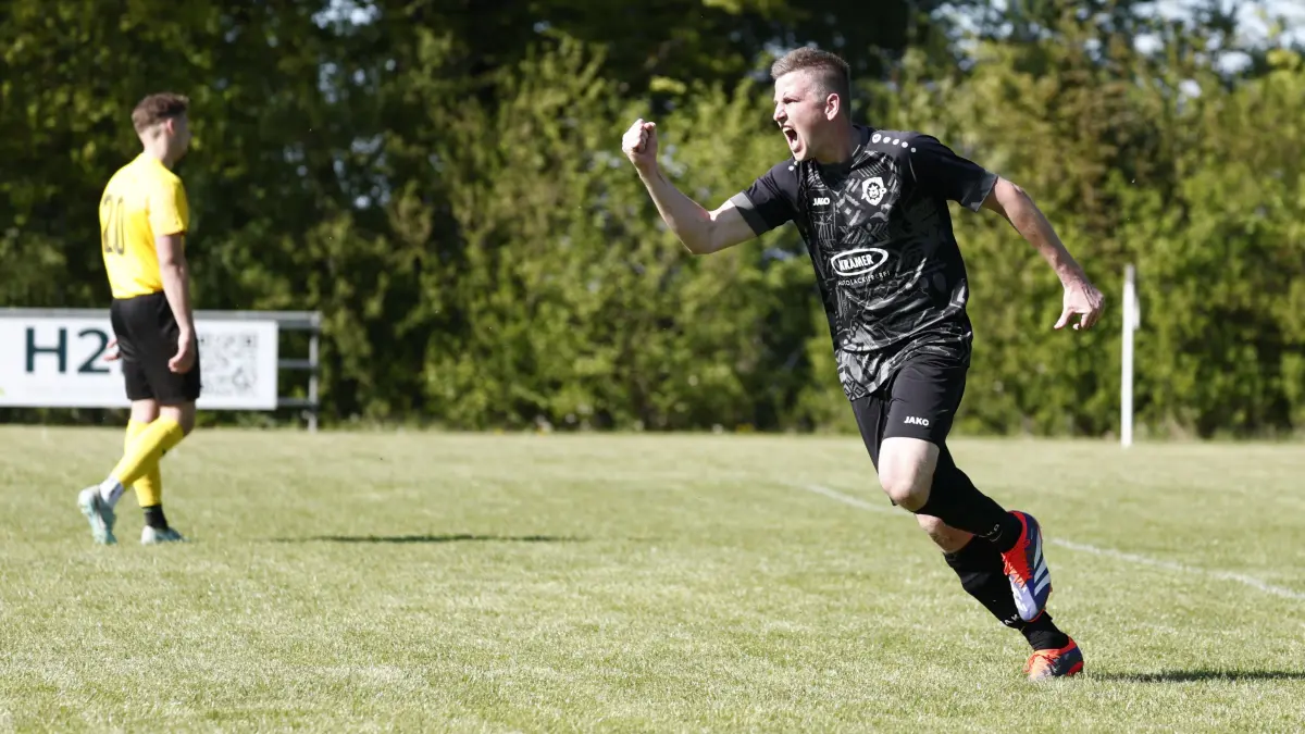 Die pure Freude: Tobias Schmollinger (SG Ahldorf-Mühlen-Dettensee) ballt nach einem Treffer gegen die SG Felldorf-Bierlingen die Faust und schreit seine Freude heraus.
