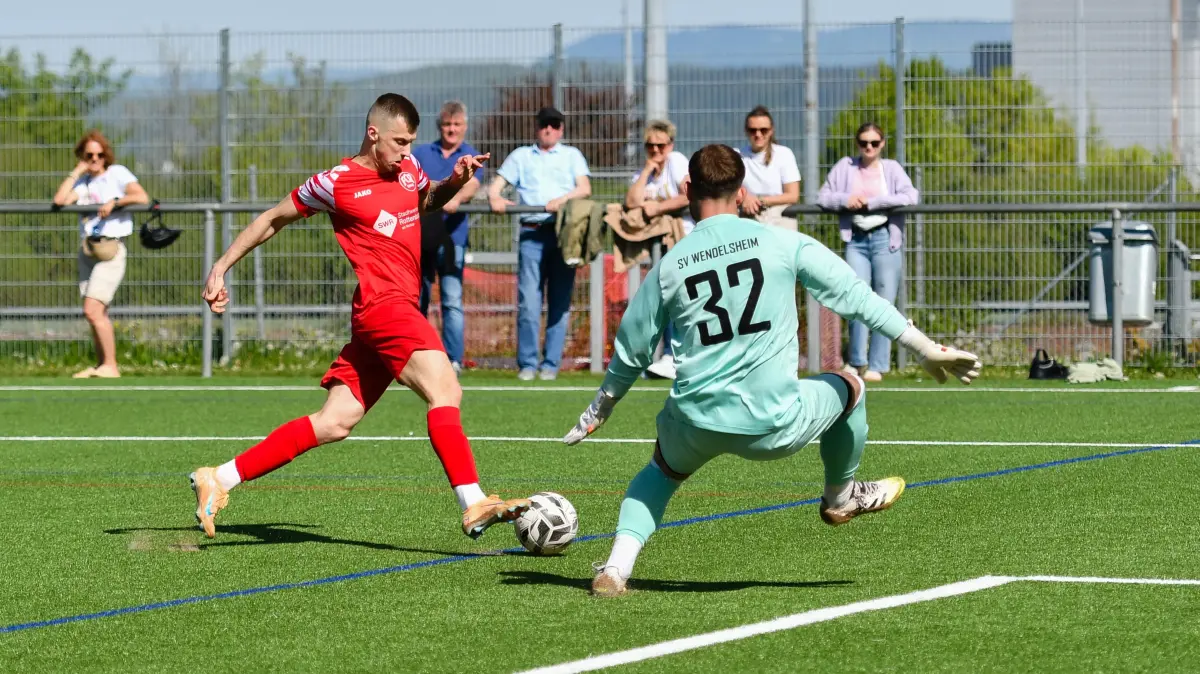 FC Rottenburg II vs. SV Wendelsheim, Fussball, Kreisliga A3 Alb, 24. Spieltag, Saison 2025/26, 26.04.2026: Oleh Stepanenko (FC Rottenburg II, #20), Marvin Bort (SV Wendelsheim, #32)
FC Rottenburg II vs. SV Wendelsheim, Fussball, Kreisliga A3 Alb, 24. Spieltag, Saison 2025/26, 26.04.2026,
Foto: Eibner-Pressefoto/Ralph Kunze