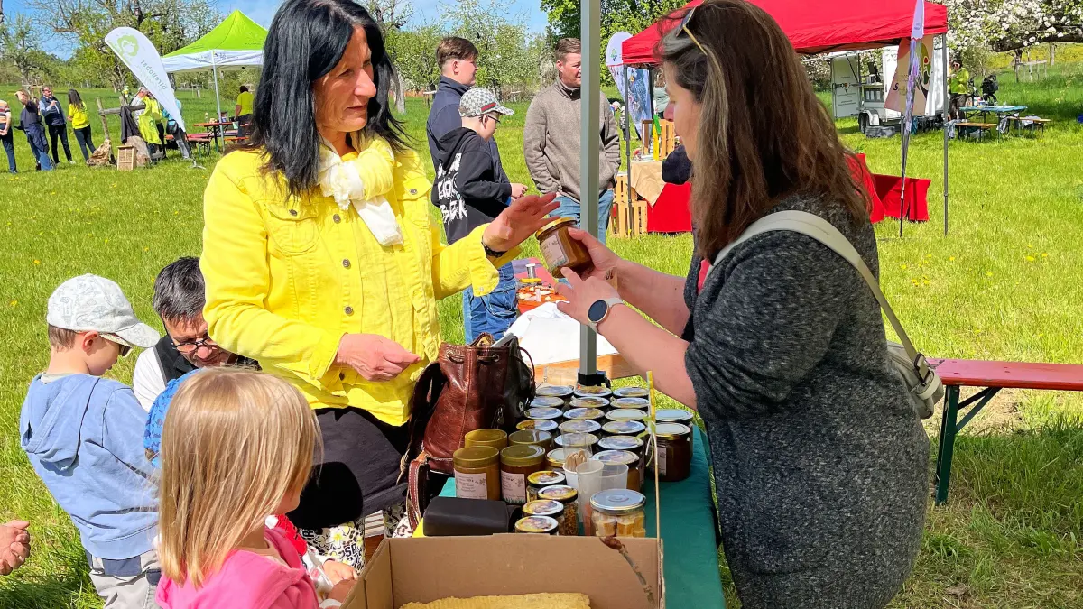 Honig aus eigener Herstellung gab es beim Bezirksverein der Bienenzüchter.