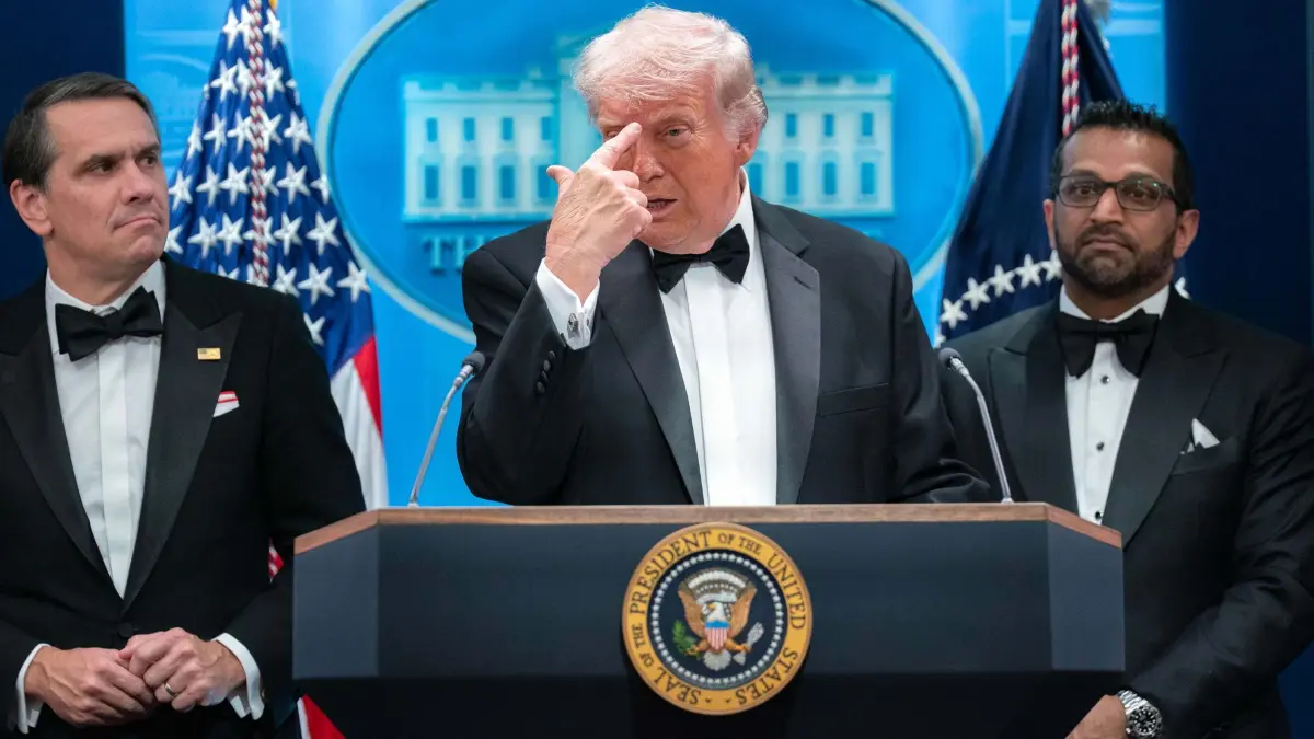 Medien-Dinner der Washingtoner Hauptstadtpresse: 25.04.2026, USA, Washington: US-Präsident Donald Trump gestikuliert, während er im James Brady Press Briefing Room im Weißen Haus nach einem Vorfall beim jährlichen White House Correspondents' Association Dinner spricht. Foto: Jose Luis Magana/AP/dpa +++ dpa-Bildfunk +++