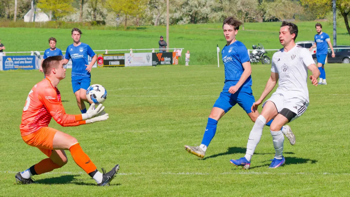 In dieser Szene kann TuS-Torwart Jakob Majhen gegen Bösingen den Ball sicher fangen.