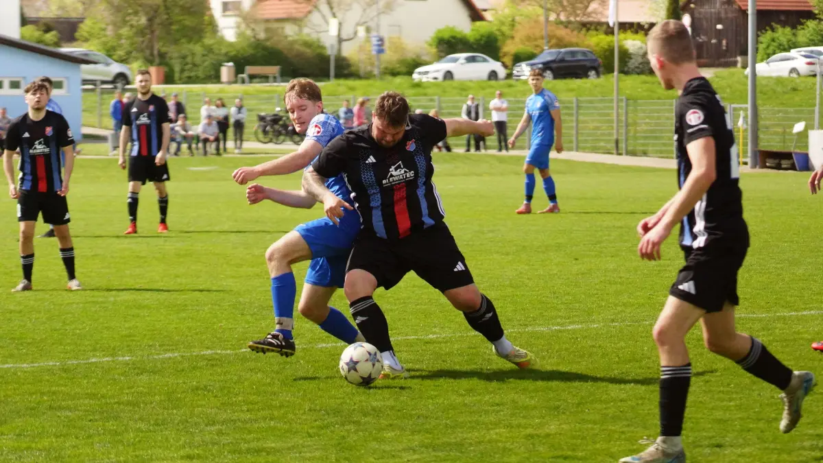 Der SV Gründelhardt-Oberspeltach (blau) setzt sich mit 5:2 gegen die SGM Marktlustenau/Ellrichshausen durch.