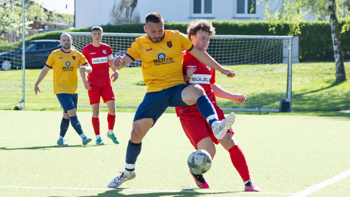 TSG Balingen II vs. SSC Tuebingen, Fussball, Landesliga 3, 28. Spieltag, Saison 2025/2026, 26.04.2026,: Zweikampf / Berkant Cetinkaya (SSC Tuebingen, #08)
TSG Balingen II vs. SSC Tuebingen, Fussball, Landesliga 3, 28. Spieltag, Saison 2025/2026, 26.04.2026,
Eibner-Pressefoto/Andreas Ulmer