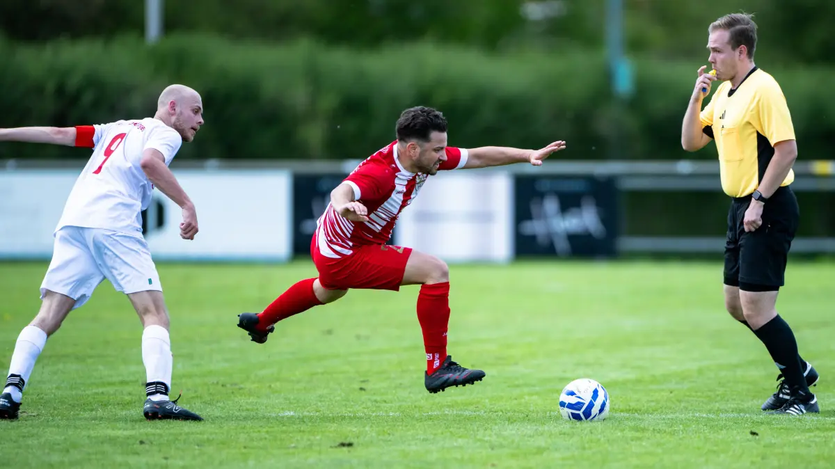 TSV Ofterdingen vs. TSV Hirschau, Bezirksliga Alb, 24. Spieltag, Saison 2025/2026, 26.04.2026, : Lucas Neth, (TSV Ofterdingen, #09) links gegen Daniel Genuardi (TSV Hirschau, #20),
TSV Ofterdingen vs. TSV Hirschau, Bezirksliga Alb, 24. Spieltag, Saison 2025/2026, 26.04.2026,
Eibner-Pressefoto/Andreas Ulmer