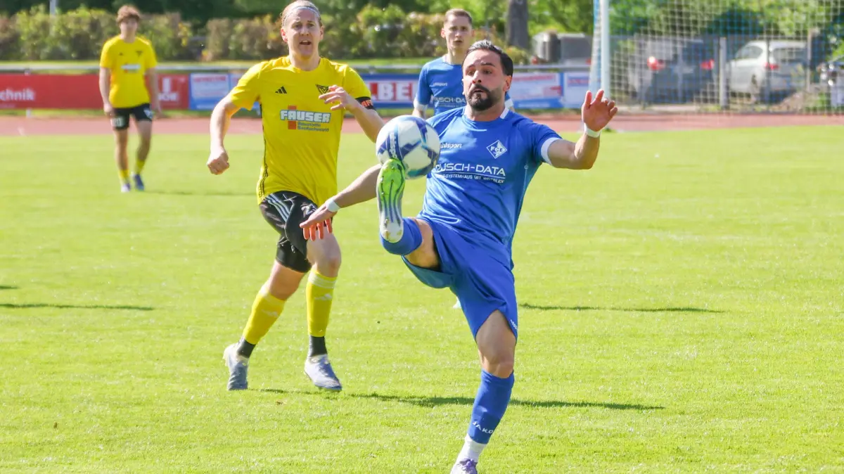1. FC Eislingen - TV Echterdingen: 1. FC Eislingen - TV Echterdingen
Aykut Durna (9) traf in der 60. Spielminute für Eislingen zum 3:2.