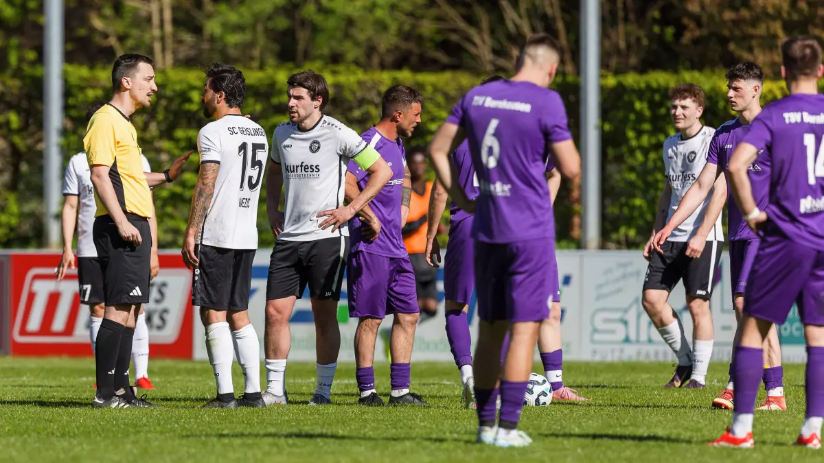 Fussball Landesliga: Fussball Landesliga; SC Geislingen - TSV Bernhausen ;
Diskussionen um die folgenschwere Freistoßentscheidung von Schiedsrichter Kevin Popp;
25.04.2026; Stadion Eybacher Tal; Geislingen.
Foto: Thomas Madel