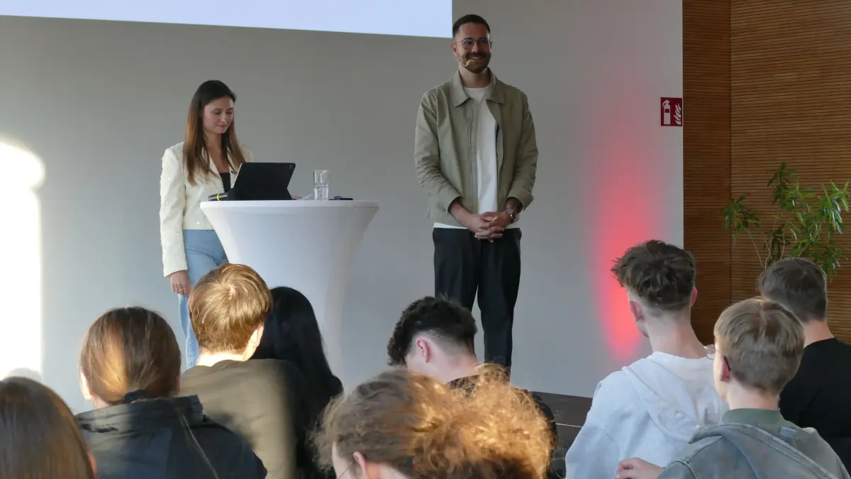 Finanz-Influencer Benjamin Schliebener sprach auf Einladung der Kreissparkasse im Campus Schwarzwald in Freudenstadt.