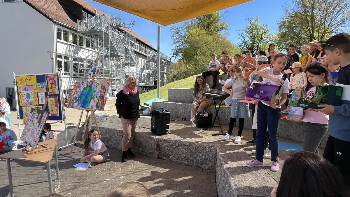Vernissagen-Eröffnung im Schulhof: Rektorin Alexandra Gruler-Baeck (Mitte) zeigte sich begeistert.