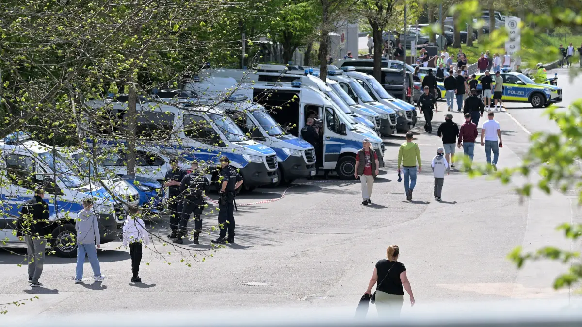 Fussball OL | SSV Reutlingen vs. VfR Aalen: Fussball OL | SSV Reutlingen (rot) vs. VfR Aalen (weiss/schwarz) // 2026-04-26 // Foto: Joachim Baur // Polizeiaufgebot / Sicherheitsspiel