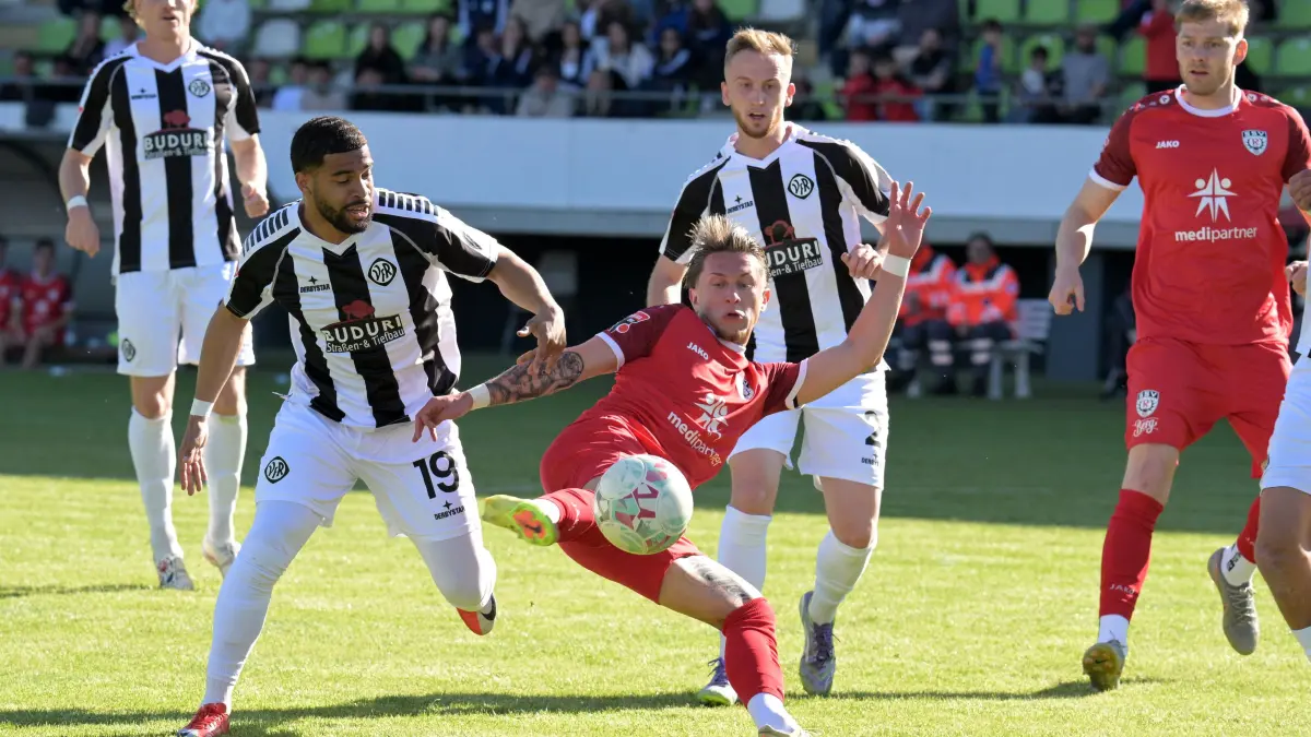 Fussball OL | SSV Reutlingen vs. VfR Aalen: Fussball OL | SSV Reutlingen (rot) vs. VfR Aalen (weiss/schwarz) // 2026-04-26 // Foto: Joachim Baur // #15 Noah-Elias Maurer (SSV Reutlingen) / #19 Jason Prodanovic (VfR Aalen) / #2 Reece Phillip Peter Hannam (VfR Aalen). re