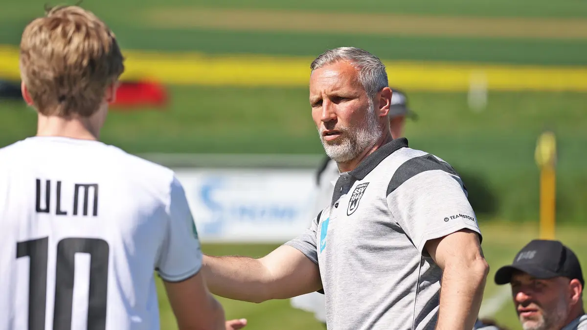 Fußball, SSV Ulm, U19, Letzter Spieltag der Gruppenphase in der Hauptrunde der DFB-Nachwuchsliga, Gegner: VfL Bochum in Albeck, Timo Wenzel mit Linus Mahle