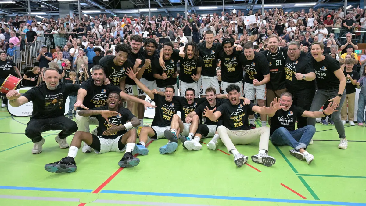 Basketball RL | TSG Solcom Ravens Reutlingen vs. io College Wizard: Basketball 1. RL / Playoff-Finale Spiel 3 | TSG Solcom Ravens Reutlingen (weiss) vs. io College Wizard (schwarz) // 2026-04-26 // Foto: Joachim Baur // reisen Jubel beim Sieger und Aufsteiger TSG Ravens Reutlingen // Ravens gewinnen das Spiel 3 im Finale und steigen in der Basketball ProB auf //// hinten: #21 Miles Mallory , #30 Aike Bensmann, #10 Nicolas Martin Benoit Oyono, #11 Noel Tomas Duarte, #7 Lino Tomas Duarte, #3 Niko Kaps, #15 Rehan Ahmad, #8 Nemanja Nadjfeji, Abteilungsleiter Alexander Rogic, Team Manager Chris Rukaber, Physio / vorn: Sportlicher Leiter Jorgo Tsouknidis, Assistant Coach Chara Kiriakidis, #23 John Joseph Saigge, #14 Valentin Beracochea, #44 Vito Barbarosa, #4 Kilian Fischer, Headcoach Rodrigo Reynoso, Physio