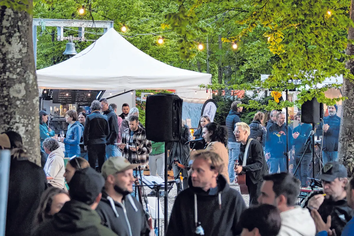 Schöne Abendstimmung bei der Saisoneröffnung der Bikezone Albstadt.⇥Foto: Marian Bauer