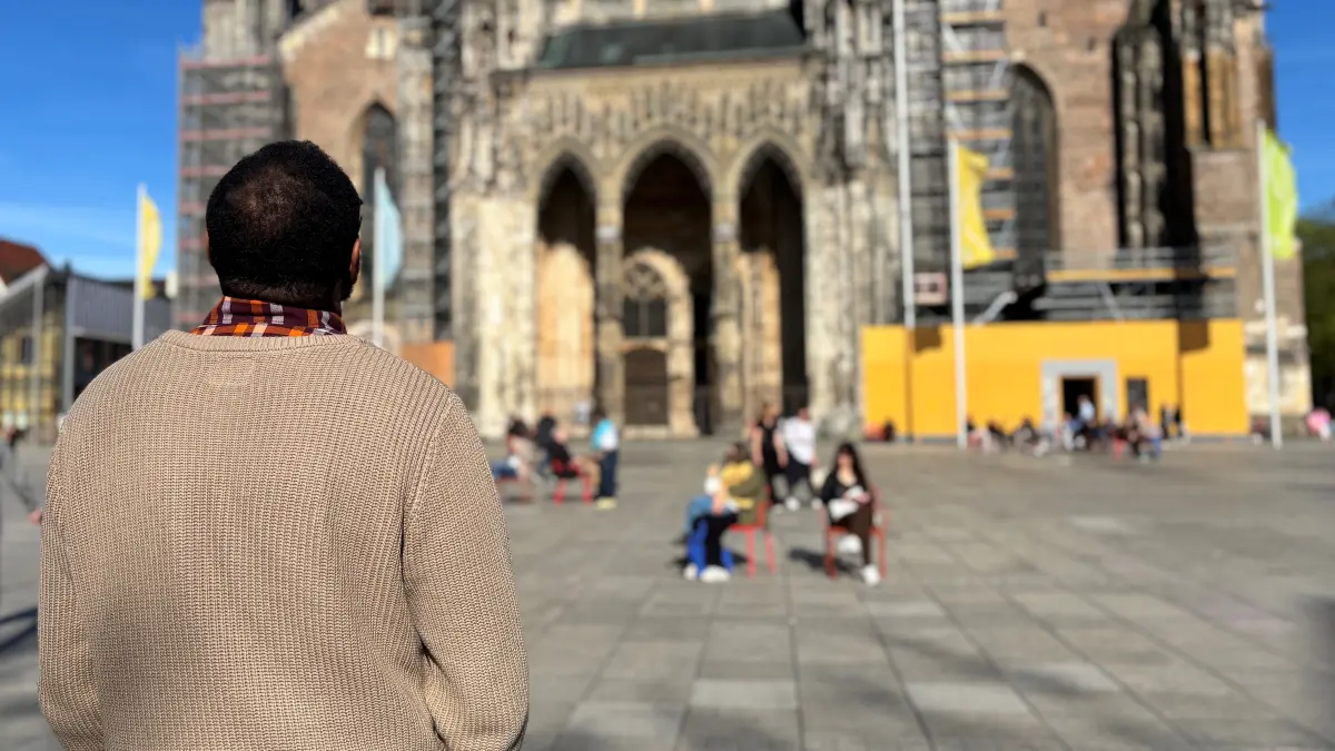 In Ulm hat Samir (Name geändert) längst ein neues Zuhause gefunden – seine Familie lebt jedoch weiterhin im Sudan, der sich seit über drei Jahren im Krieg befindet. Aus Sicherheitsgründen möchte er weder sein Gesicht noch seinen echten Namen in der Zeitung veröffentlicht sehen.