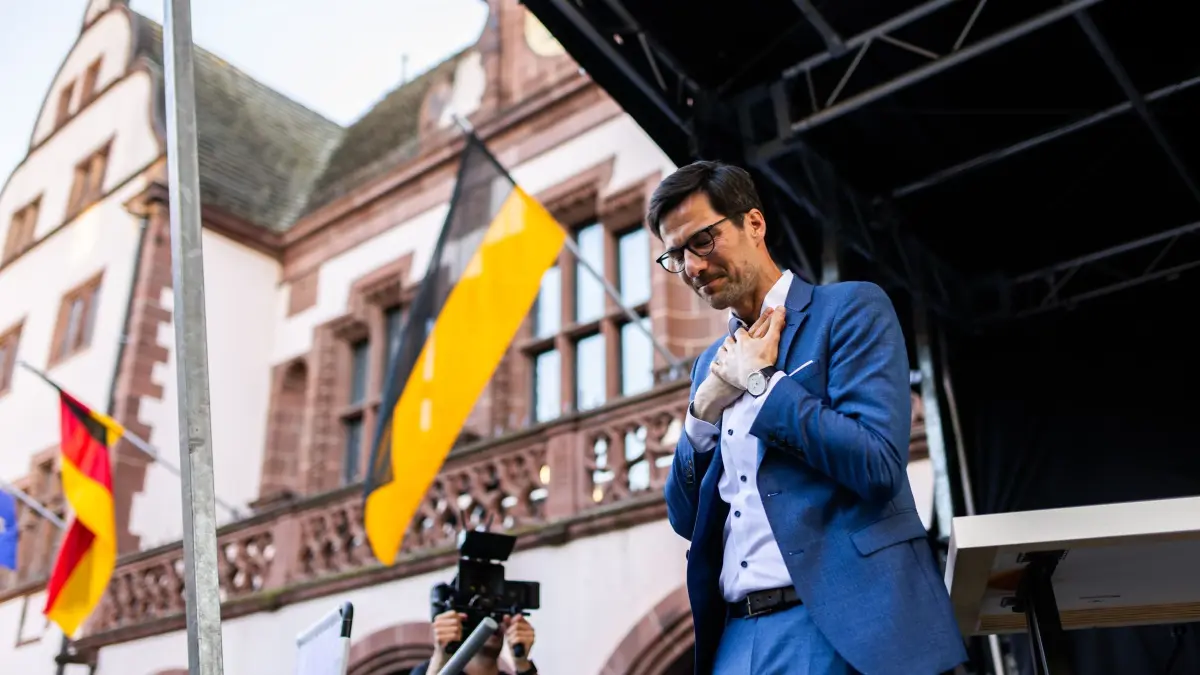 Oberbürgermeisterwahl in Freiburg: 26.04.2026, Baden-Württemberg, Freiburg: Oberbürgermeister Martin Horn steht auf dem Rathausplatz. Amtsinhaber Horn (parteilos) tritt erneut an. Foto: Philipp von Ditfurth/dpa +++ dpa-Bildfunk +++