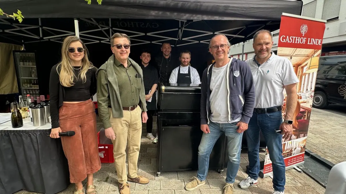 Auch Oberbürgermeister Roland Tralmer (zweiter von links) war beim Angrillen mit von der Partie.