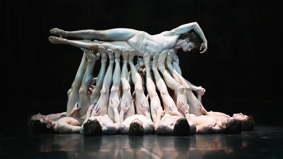 Schöner liegen mit dem Stuttgarter Ballet und Glen Tetley: Szene aus „Le sacre du printemps“ mit Henrik Erikson in der Rolle des Opfers.