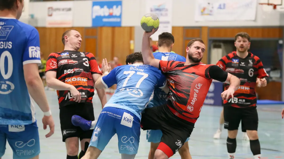 Umkämpftes Spiel: Albstadt bezwingt Neuhausen/Erms zu Hause mit 38:33 (19:14). Finn Menzel setzt sich mit Wucht durch.