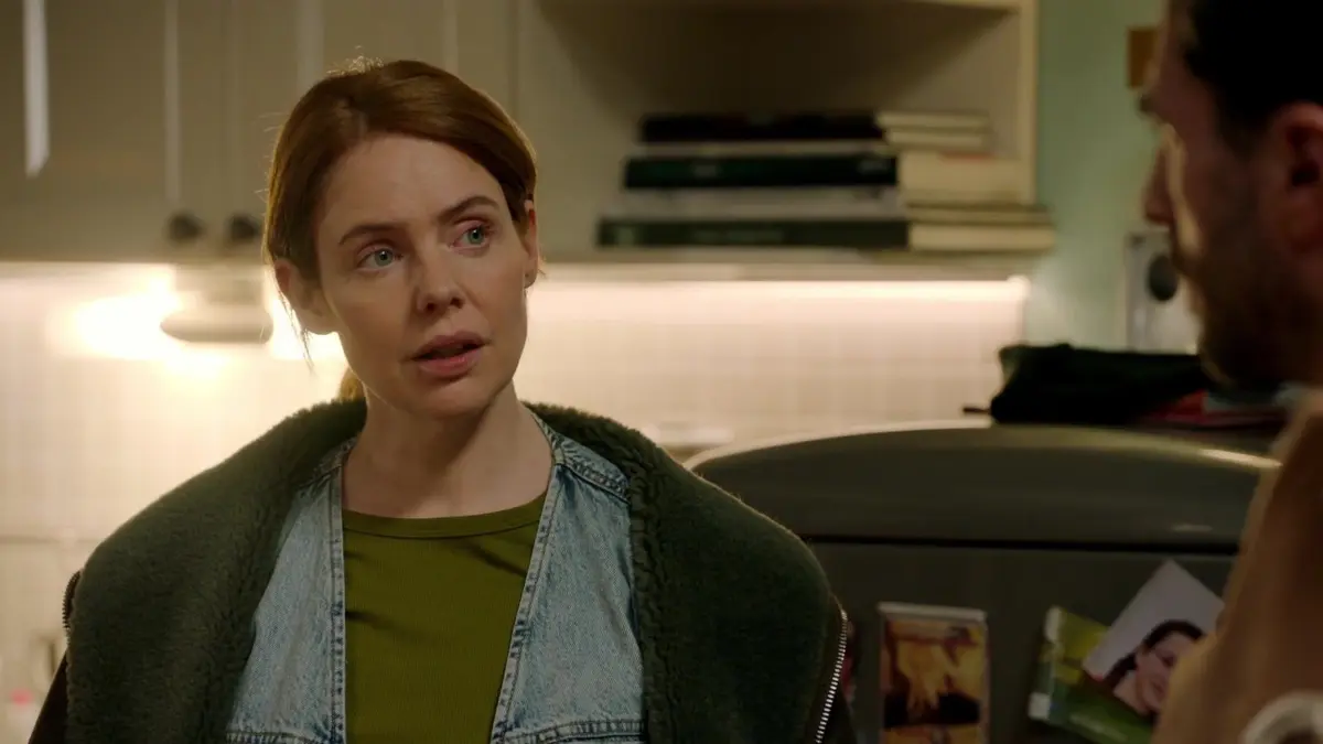 Toni (Olivia Marei) befragt Tobias (Jan Kittmann) zum Mord an Zoe.