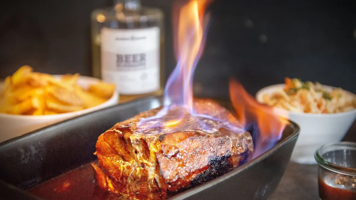 Flaming Pig mit Pommes frites und Coleslaw